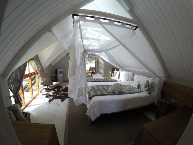 Kalahari camping – loft-style chalet bedroom
