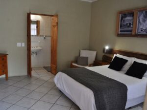 Obelix Guesthouse Lüderitz – double room with dark bedding