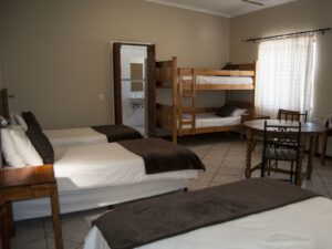 family accommodation in Lüderitz – family room with bunks and twin beds