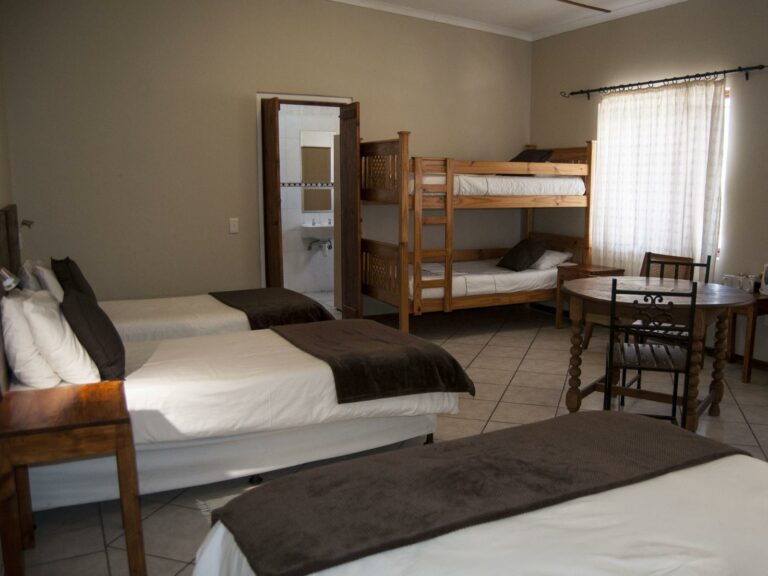 family accommodation in Lüderitz – family room with bunks and twin beds