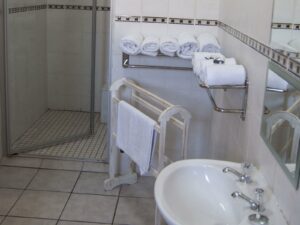 Obelix Guesthouse Lüderitz – accessible bathroom and towels