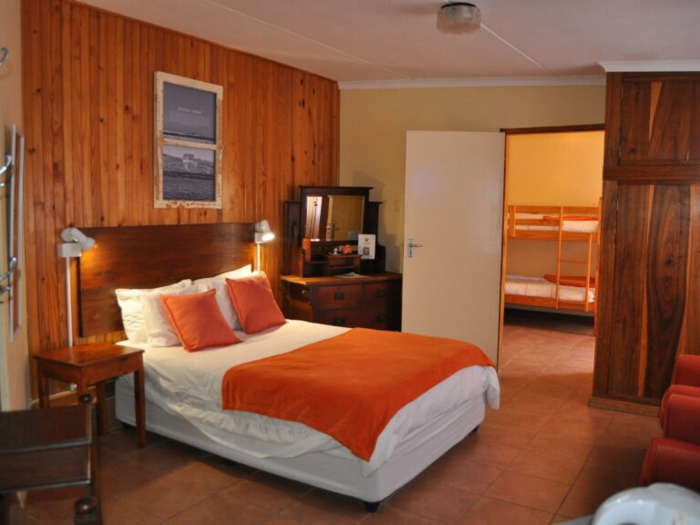 Lüderitz guesthouse – wood-panelled family bedroom
