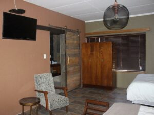 Obelix Guesthouse Lüderitz – guest room with television and wardrobe