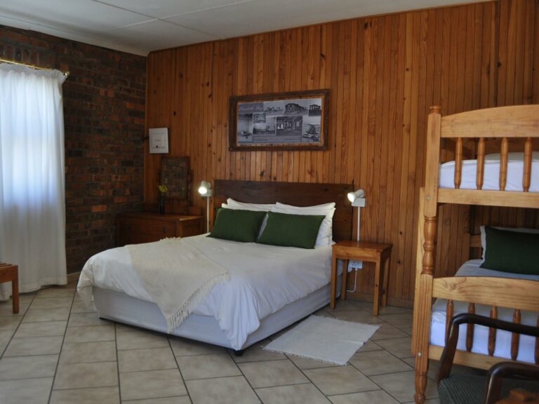 Obelix Guesthouse Lüderitz – family bedroom with double bed and bunks