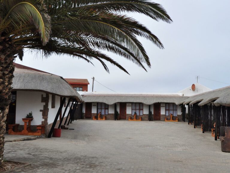Obelix Guesthouse Lüderitz – guesthouse courtyard and rooms