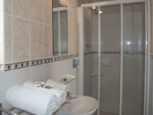 family accommodation in Lüderitz – en-suite bathroom with shower