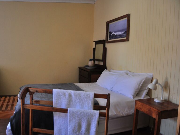 Obelix Guesthouse Lüderitz – compact guest bedroom and towels