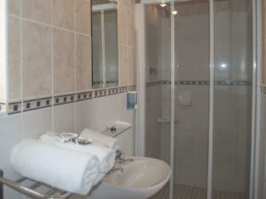 Lüderitz guesthouse – en-suite shower and folded towels