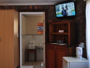 family accommodation in Lüderitz – budget room with television and kettle