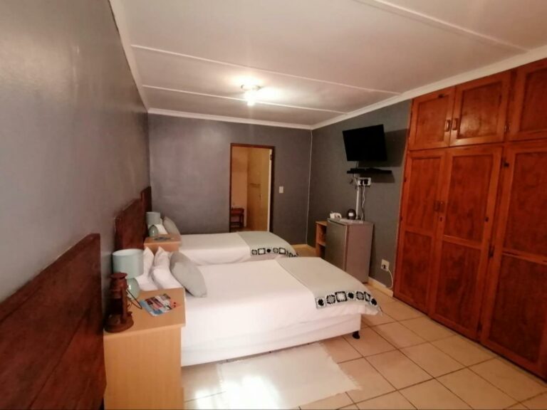 Obelix Guesthouse Lüderitz – spacious double room and wardrobe