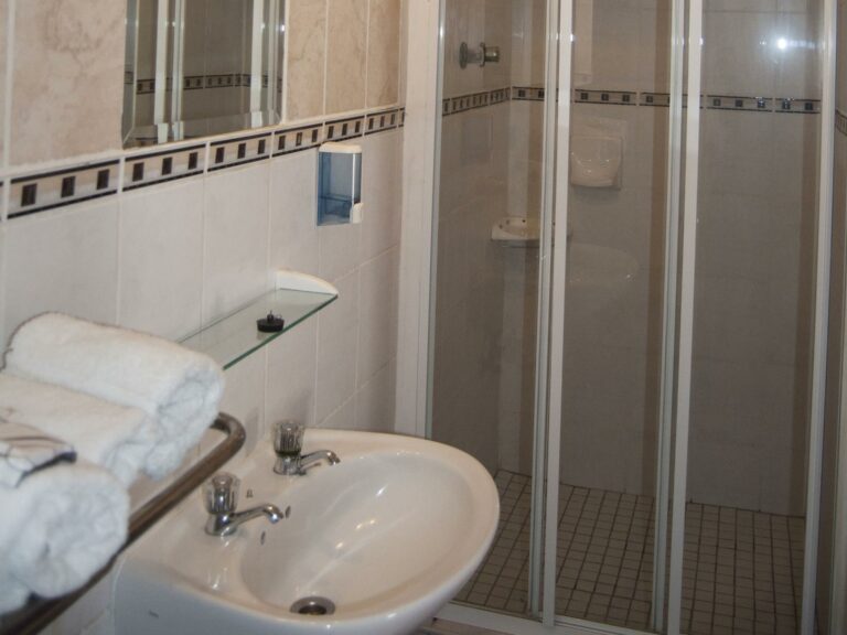 Lüderitz guesthouse – en-suite shower and basin
