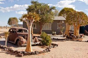 Vintage car in the landscaped Canyon Roadhouse grounds
