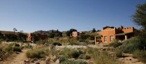 Wide exterior view of Desert Horse Inn near Aus