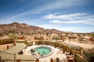 Swimming pool and mountain view at Desert Horse Inn