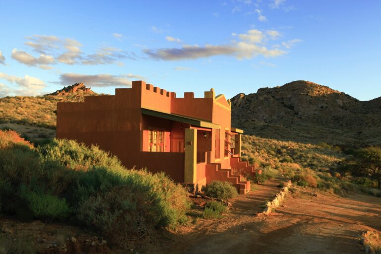 Desert Horse Inn exterior and mountain backdrop