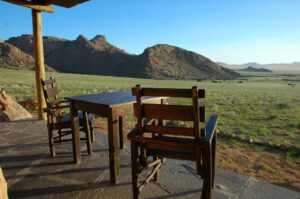 Outdoor dining table at Eagles Nest Chalets