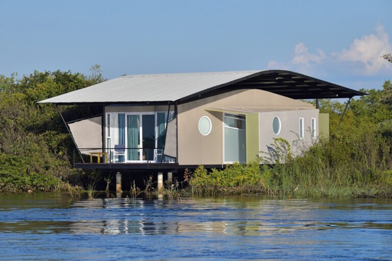 Zambezi Mubala Lodge bungalow beside the river